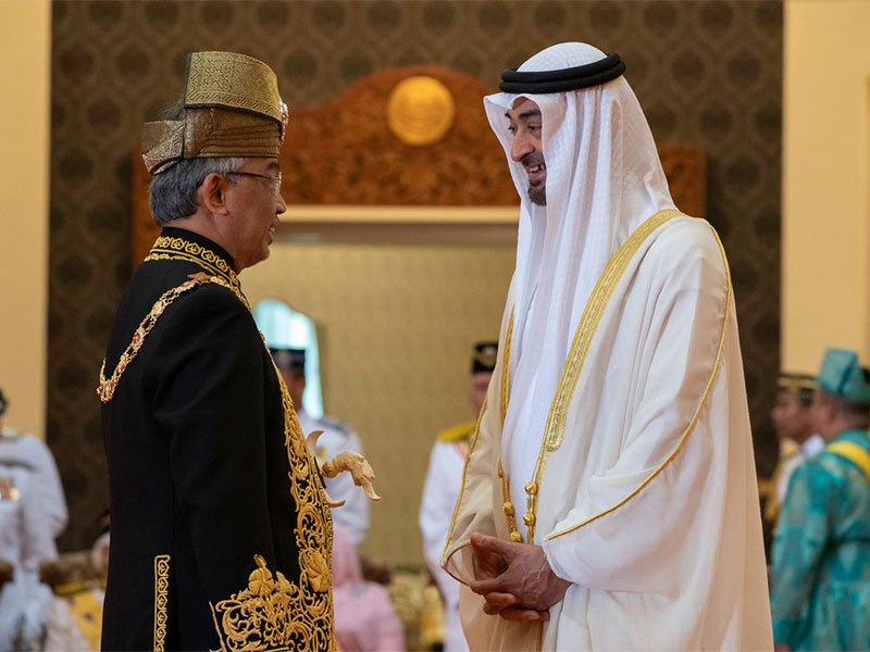 الشيح محمد بن زايد يحضر مراسم تنصيب ملك ماليزيا